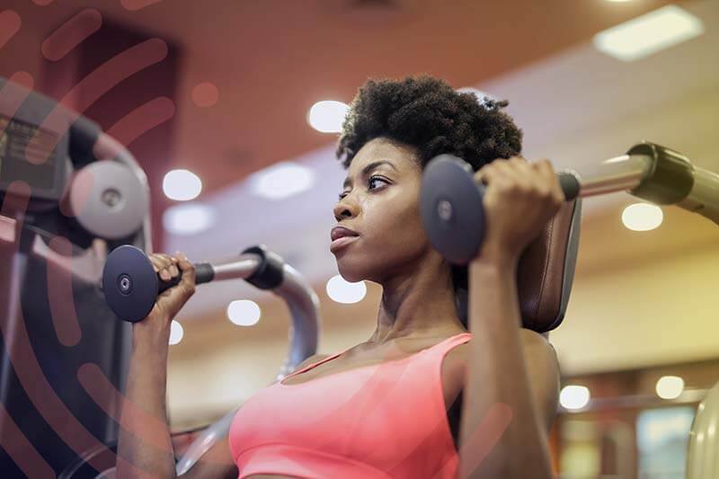Pessoa praticando atividade física e adotando hábitos saudáveis para acelerar o metabolismo e favorecer o emagrecimento.