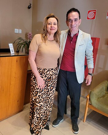 Dr Eduardo Pinho Tavares com sua paciente Monica Maluf